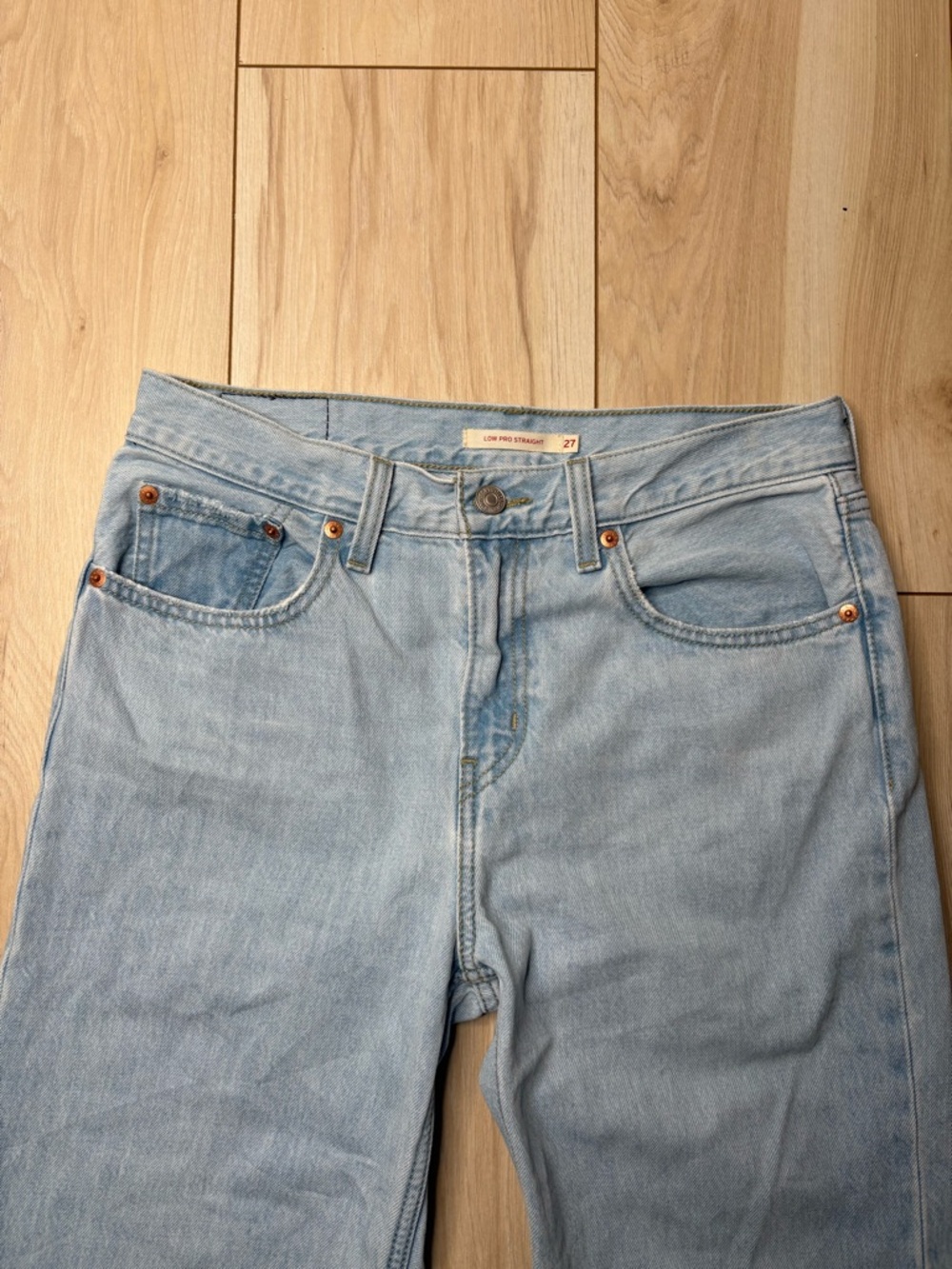 Levi’s Low Pro Straight Jeans Light Wash Distressed Knee Relaxed Fit Size 27 - Picture 3 of 6